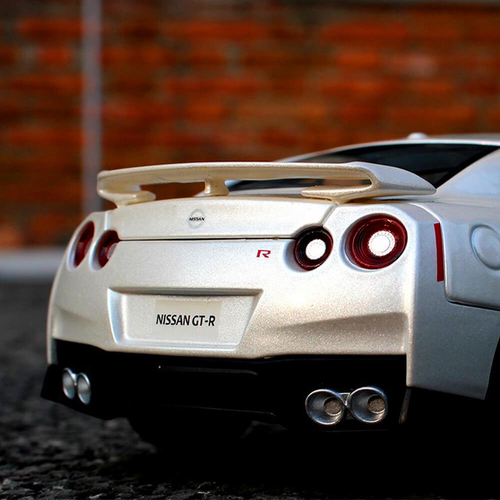 BURAGO 1:24 NISSAN GT-R 2017 DIECAST MODEL