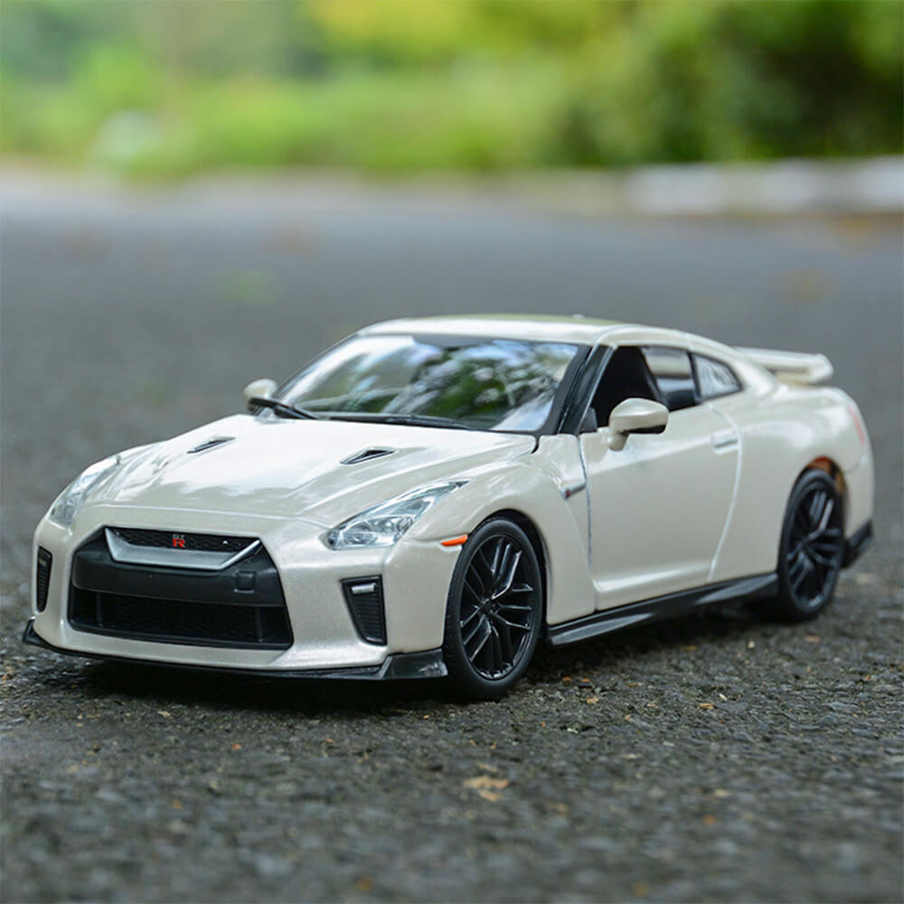 BURAGO 1:24 NISSAN GT-R 2017 DIECAST MODEL