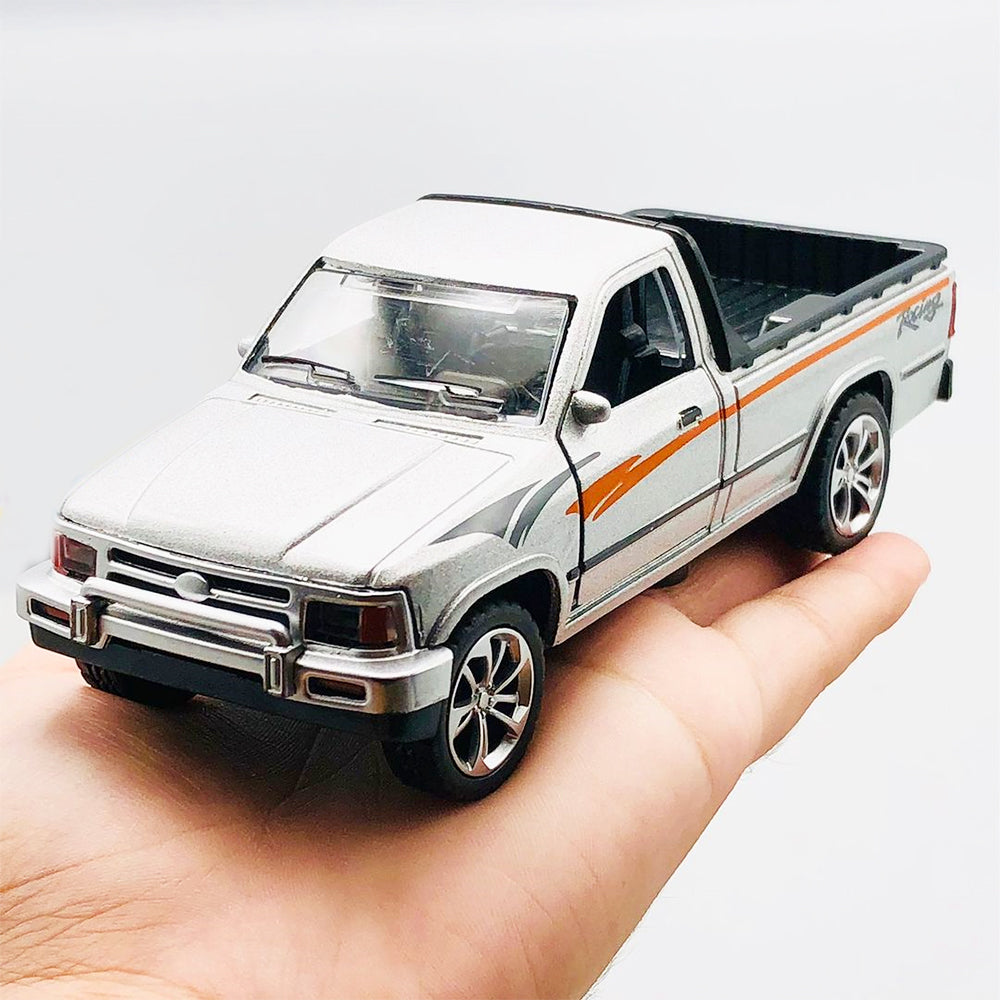 1:32 1992 TOYOTA HILUX ALLOY DIECAST MODEL