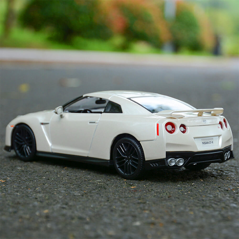 BURAGO 1:24 NISSAN GT-R 2017 DIECAST MODEL