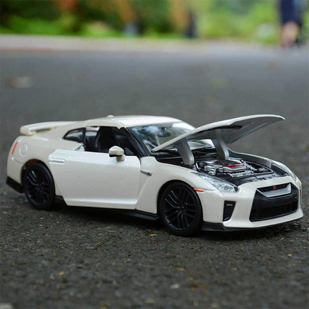 BURAGO 1:24 NISSAN GT-R 2017 DIECAST MODEL