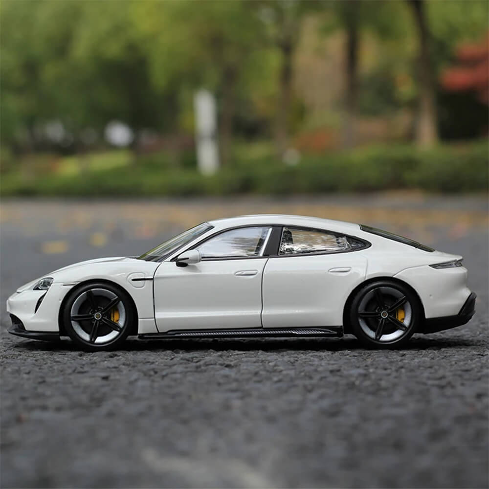 BURAGO 1:24 PORSCHE TAYCAN TURBO S DIECAST MODEL WH