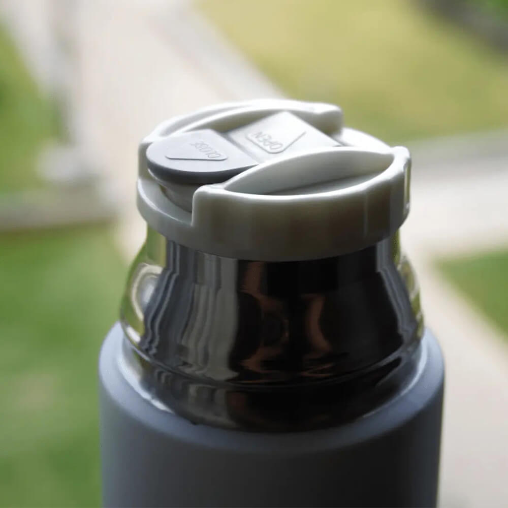 STAINLESS STEEL VACUUM INSULATED WATER BOTTLE WITH CUP