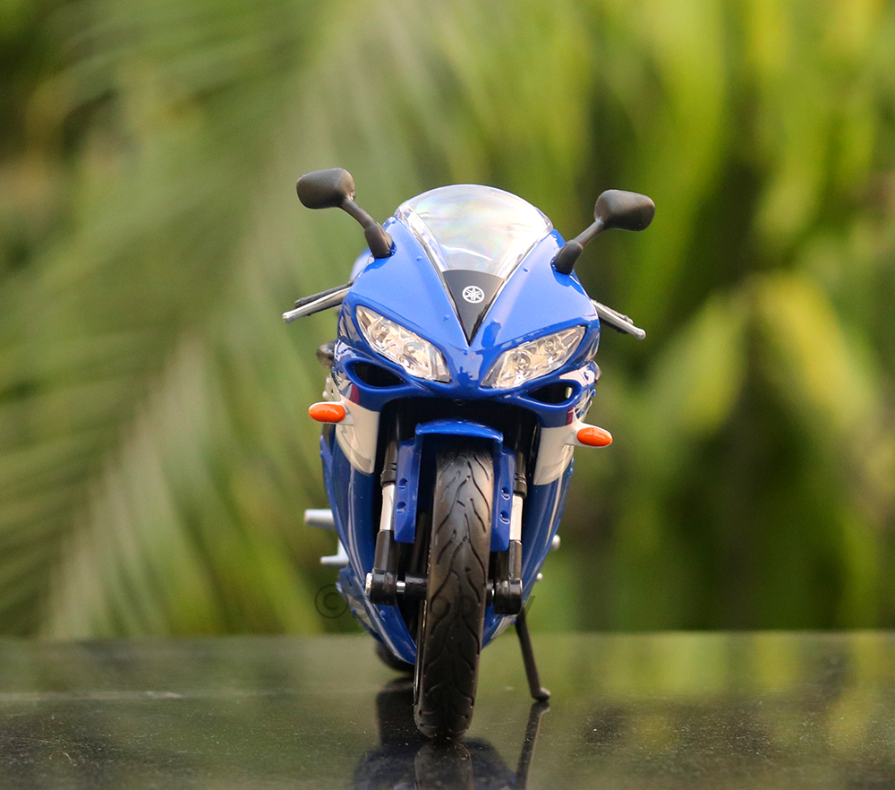 MAISTO 1:12 YAMAHA R1 DIECAST MODEL